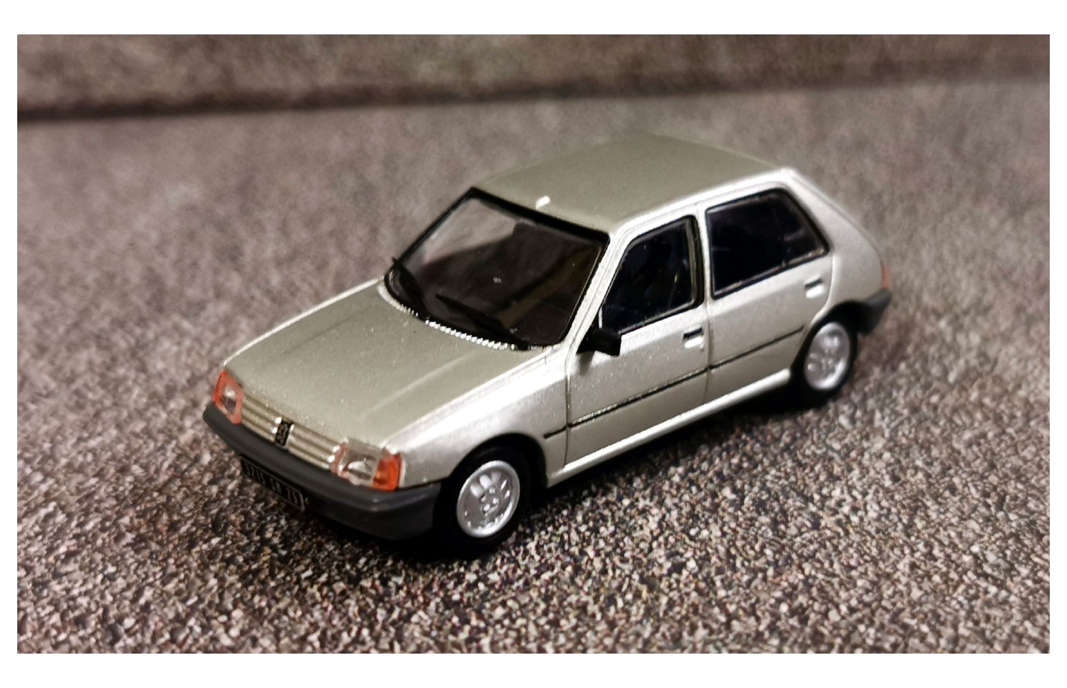 REE MODELES CB-148 Peugeot 205 GE (grigio metall.) - 1:87