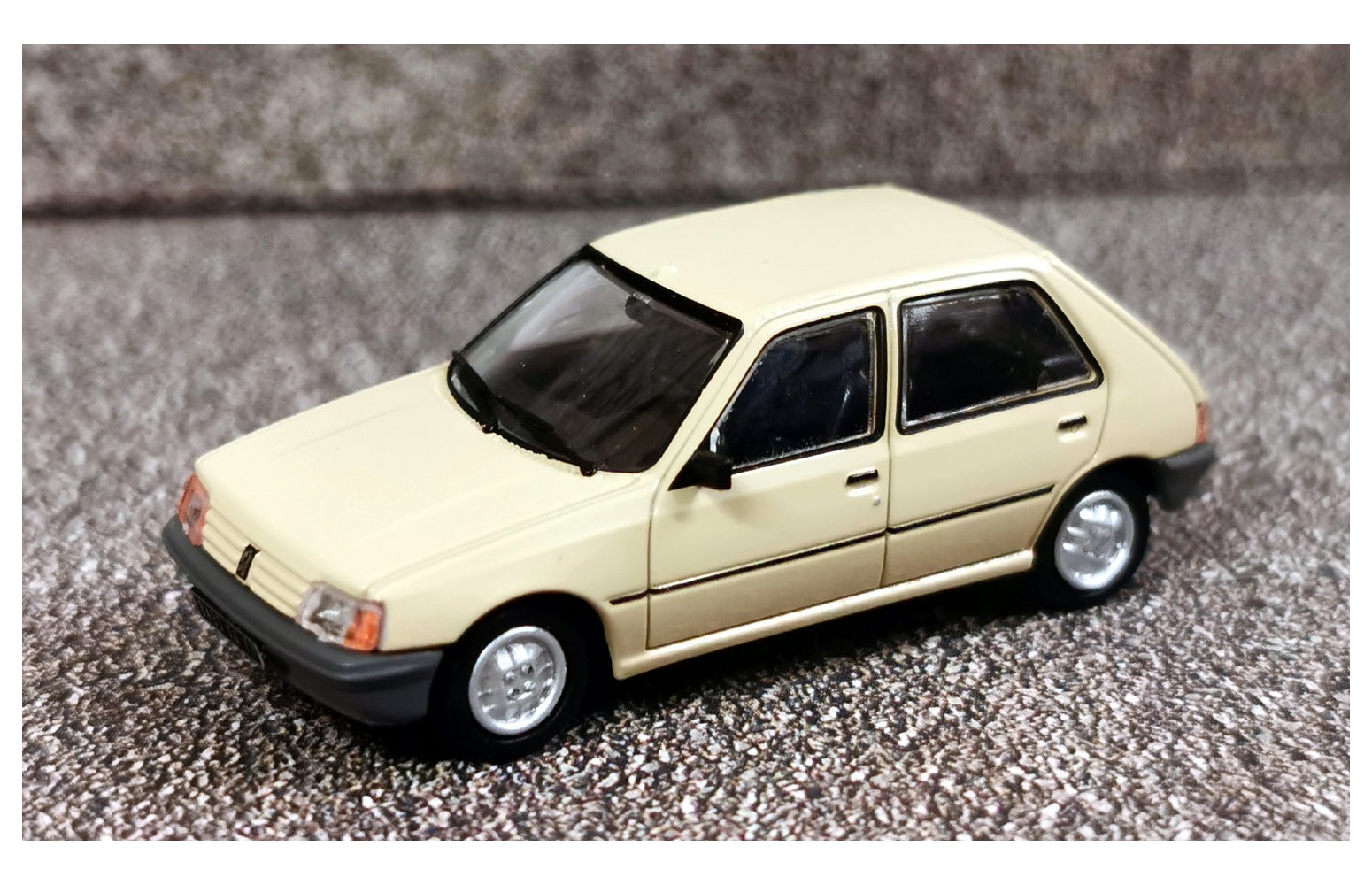 REE MODELES CB-150 Peugeot 205 GE (Beige antilope) - 1:87