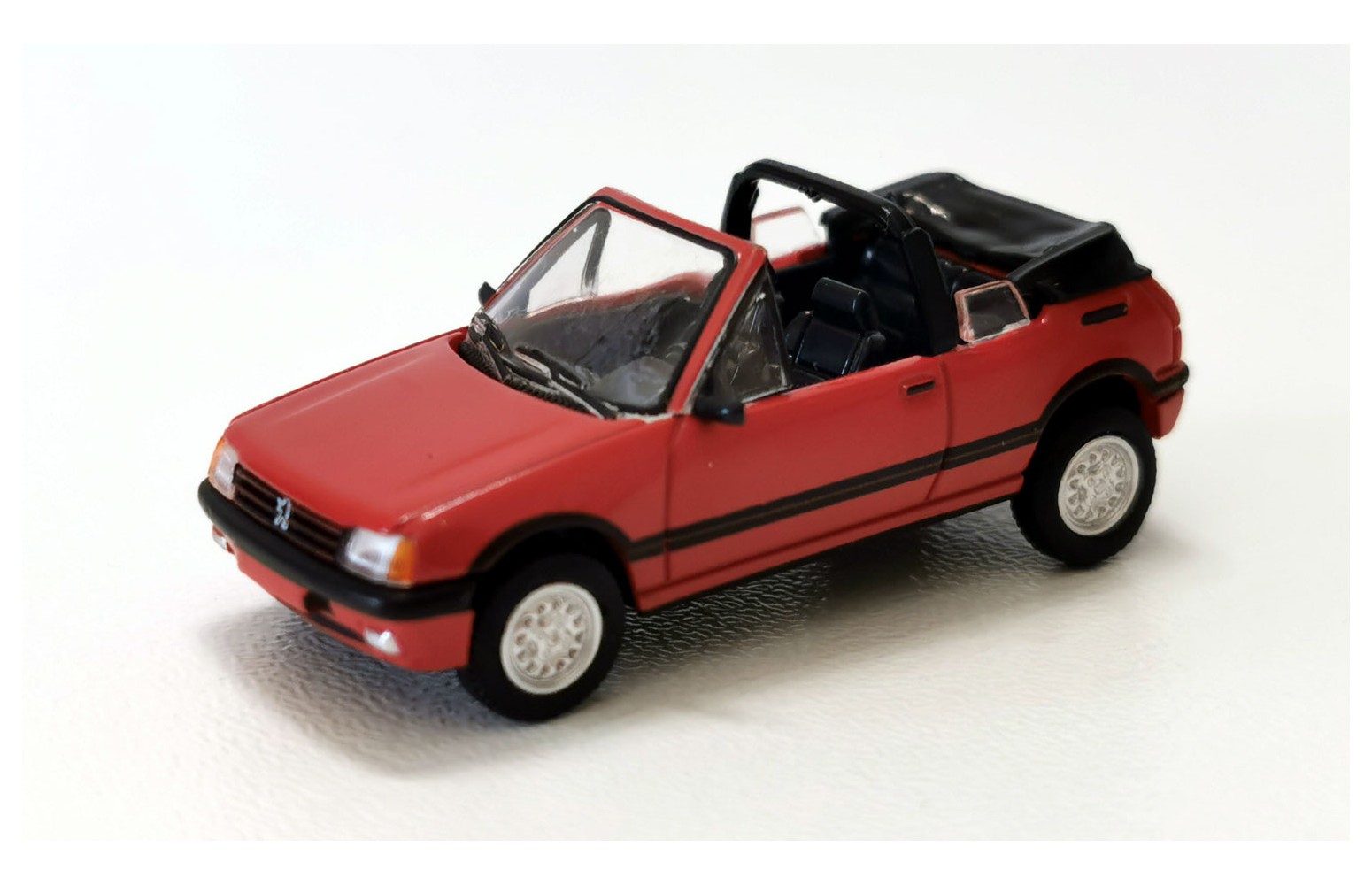 Premium ClassiXXs 870502 - Peugeot 205 cabriolet (rosso 1986) – 1:87