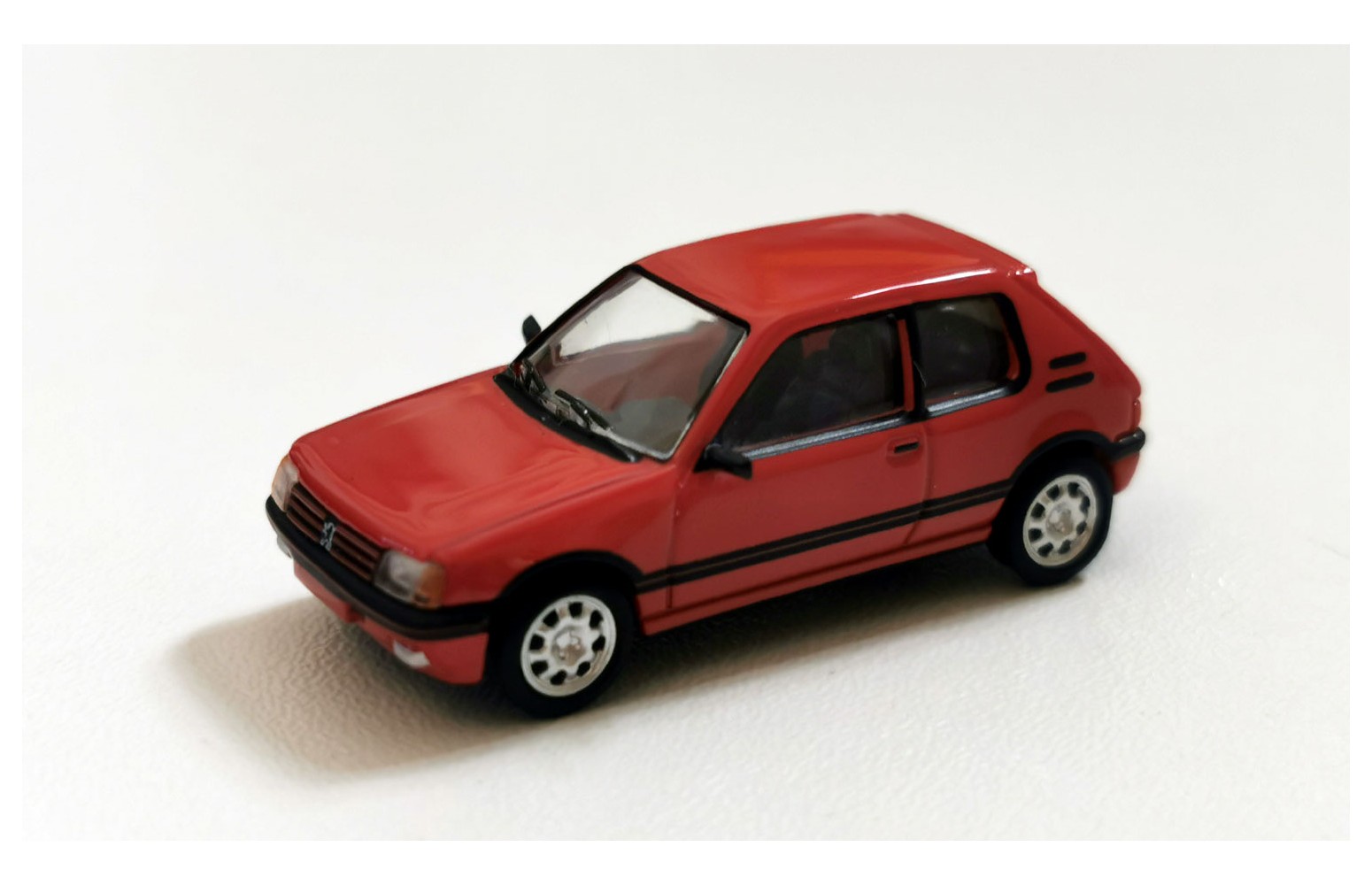 Premium ClassiXXs 870505 - Peugeot 205 GTI (rosso 1984) – 1:87