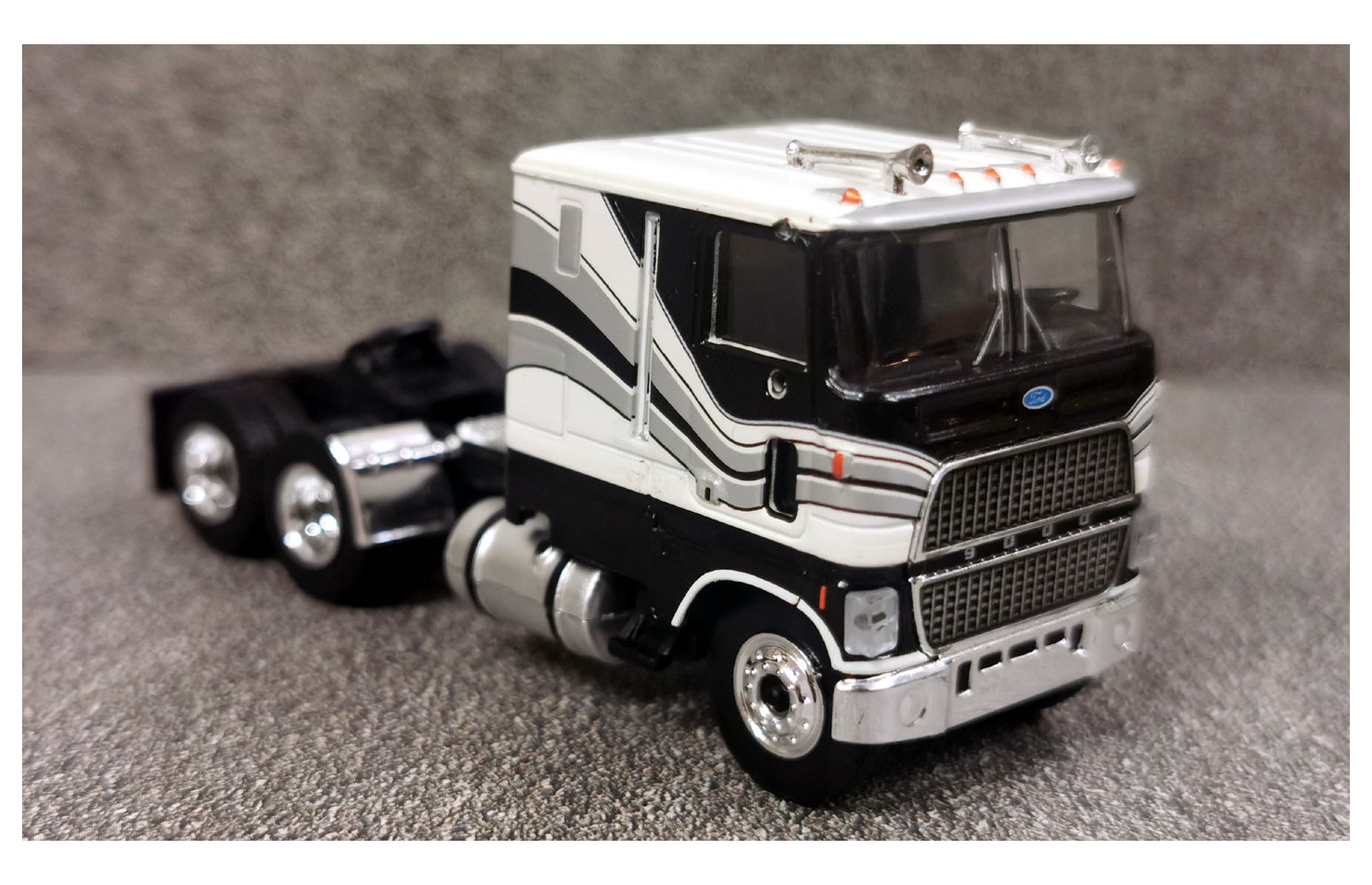 BREKINA 85850 - FORD CLT 9000 (1978) bianco/argento - 1:87
