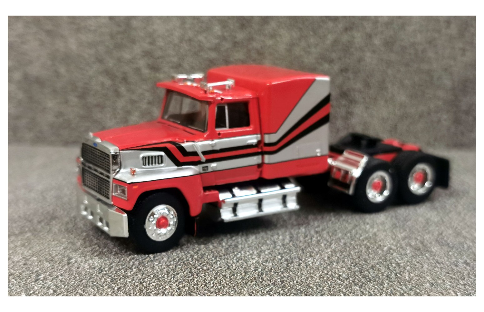 BREKINA 85875 - FORD LTL 9000 (1978) Rosso/argento - 1:87