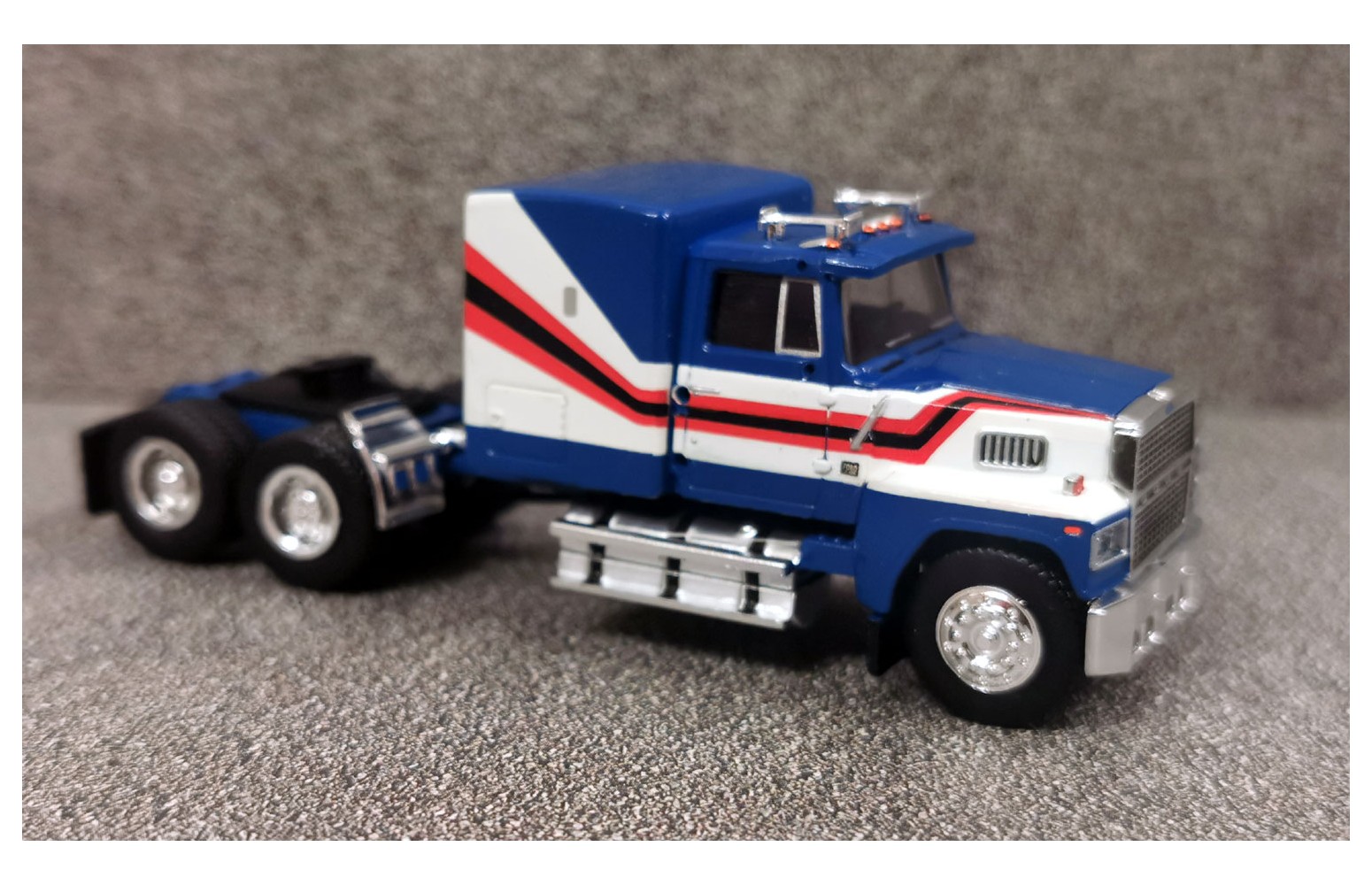 BREKINA 85877 - FORD LTL 9000 (1978) Blu/bianco - 1:87
