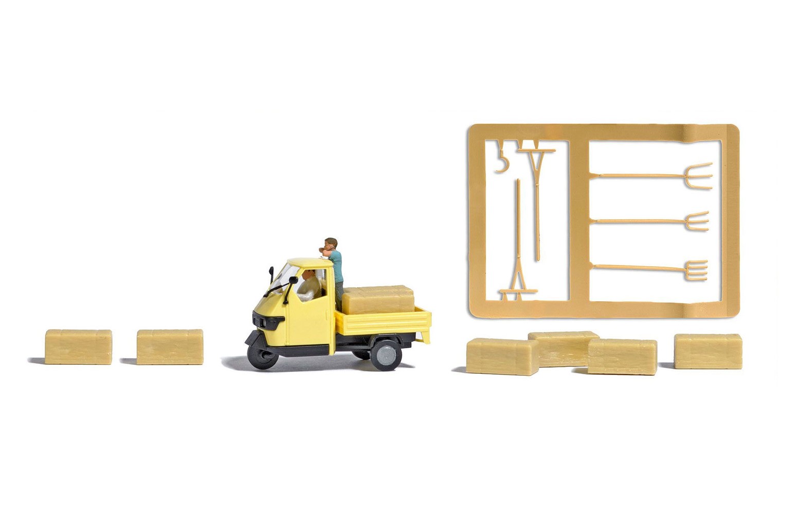 BUSCH 7934 - Scena: Ape Piaggio 50 con carico fieno 1:87