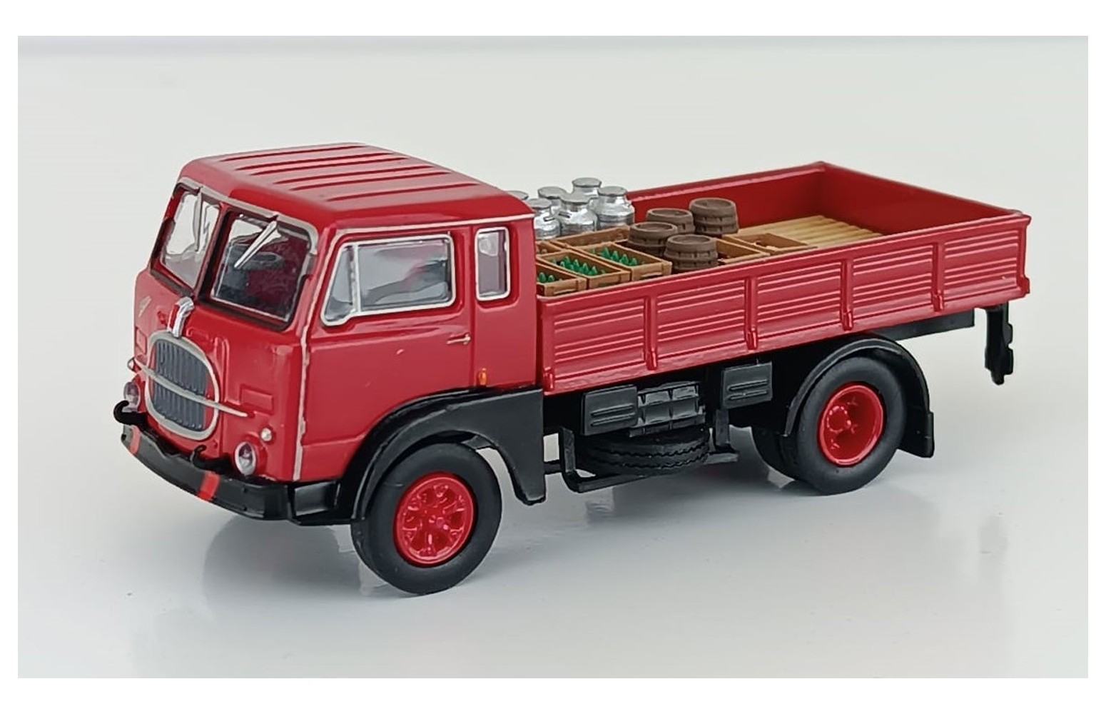 PIRATA PIBK 58600/2 - FIAT 642 Cassonato, Rosso/Nero Con Carico Bottiglie e bidoni - 1:87