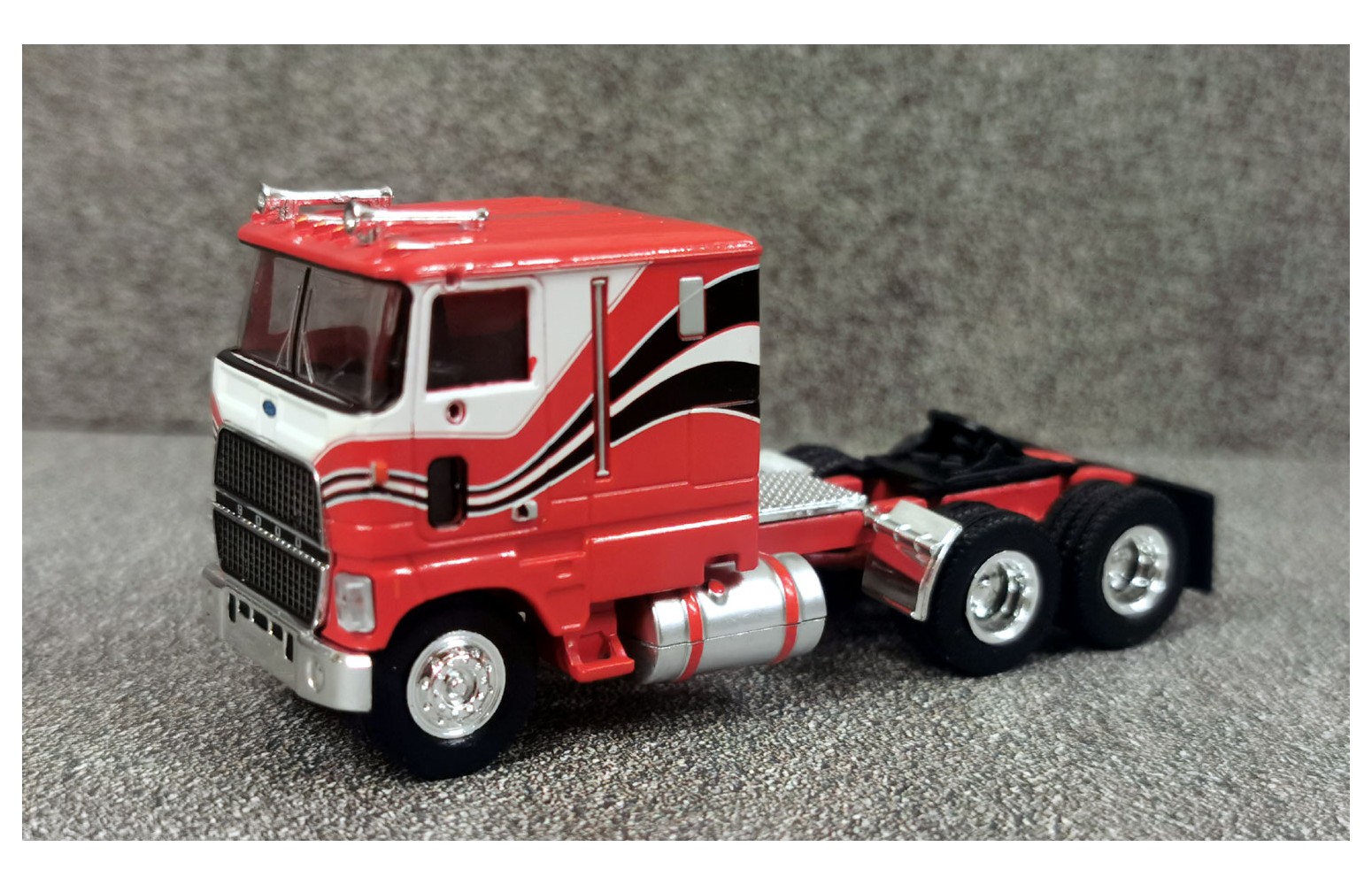 BREKINA 85851 - FORD CLT 9000 (1978) rosso/bianco - 1:87