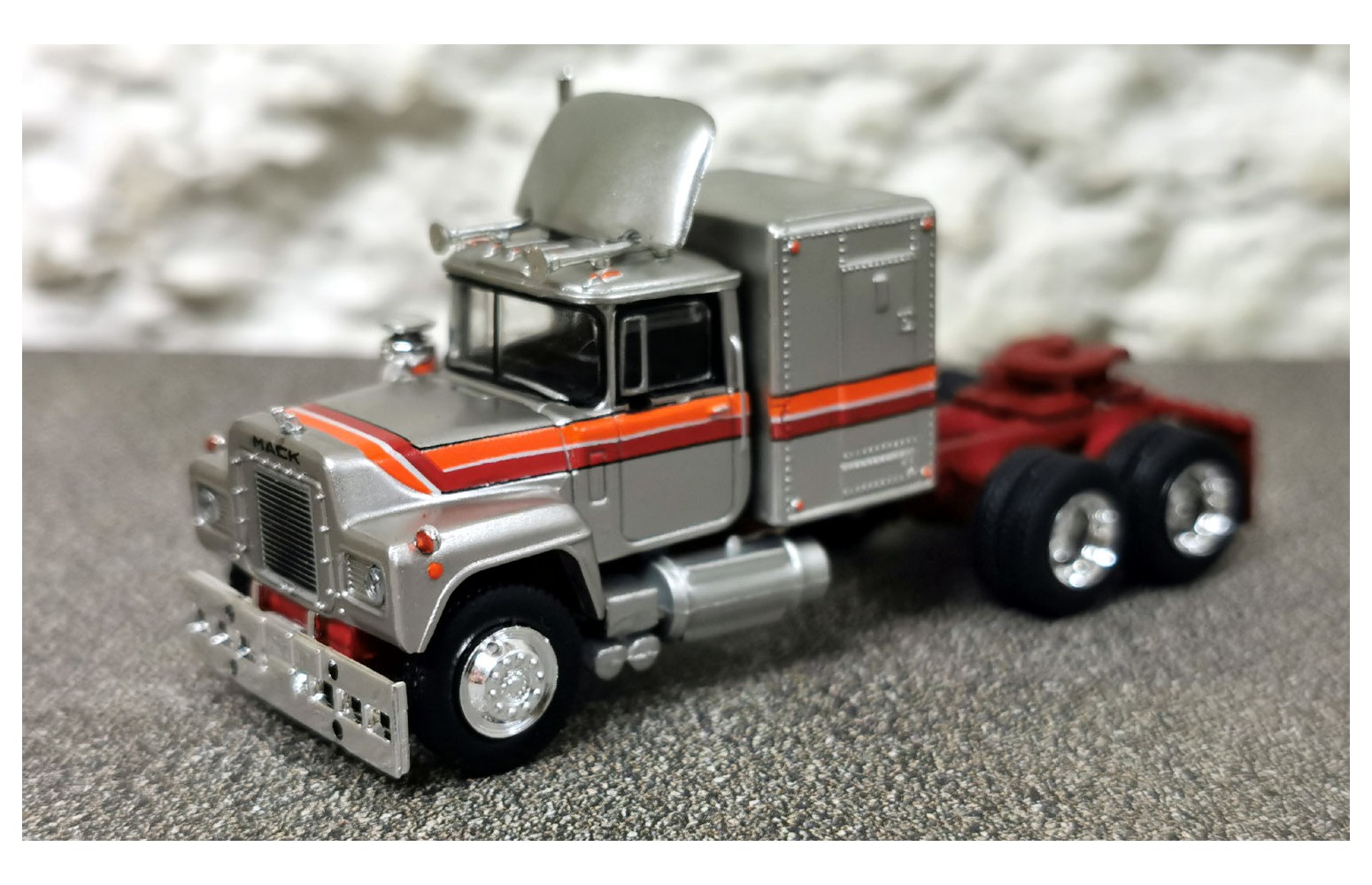 BREKINA 85806 - Mack RS 700 (1966), argento met/rosso – 1:87
