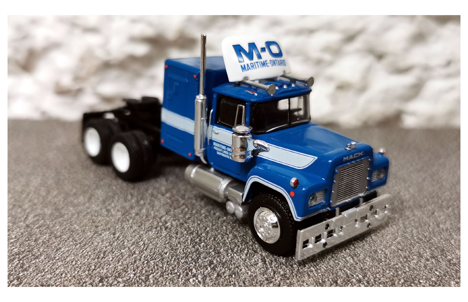 BREKINA 85807 - Mack RS 700 (1966) "Maritime-Ontario" – 1:87