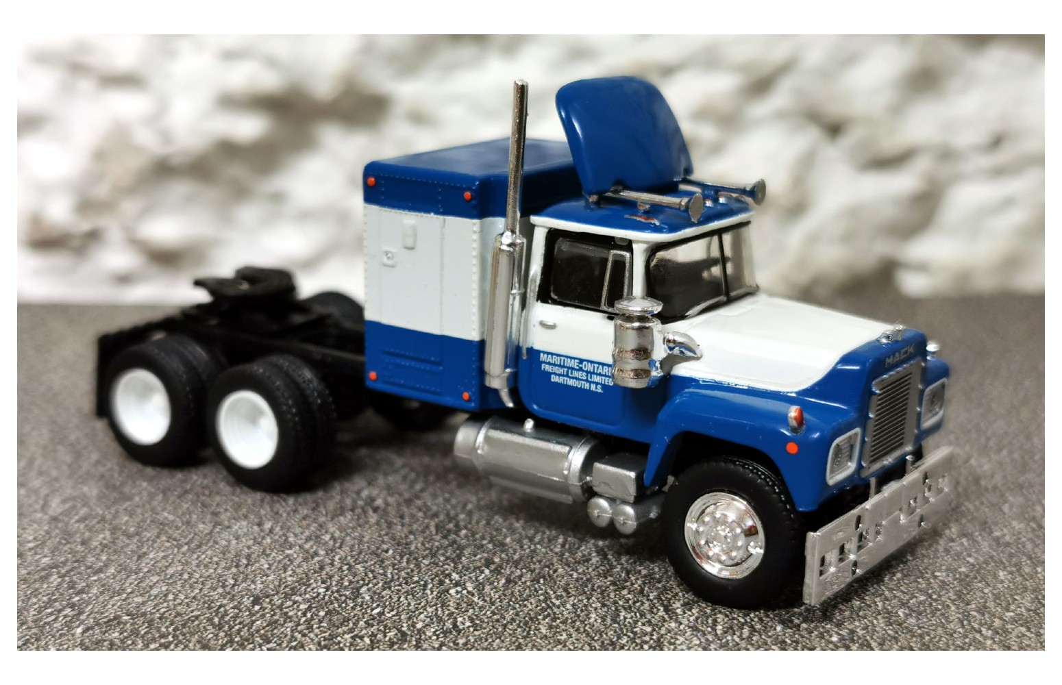 BREKINA 85808 - Mack RS 700 (1966) "Maritime-Ontario" – 1:87
