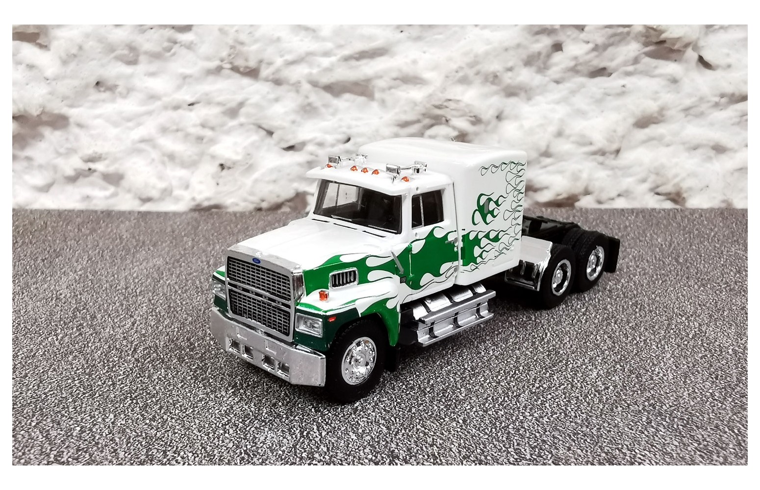 BREKINA 85879 - FORD LTL 9000 (1978) Bianco/verde - 1:87