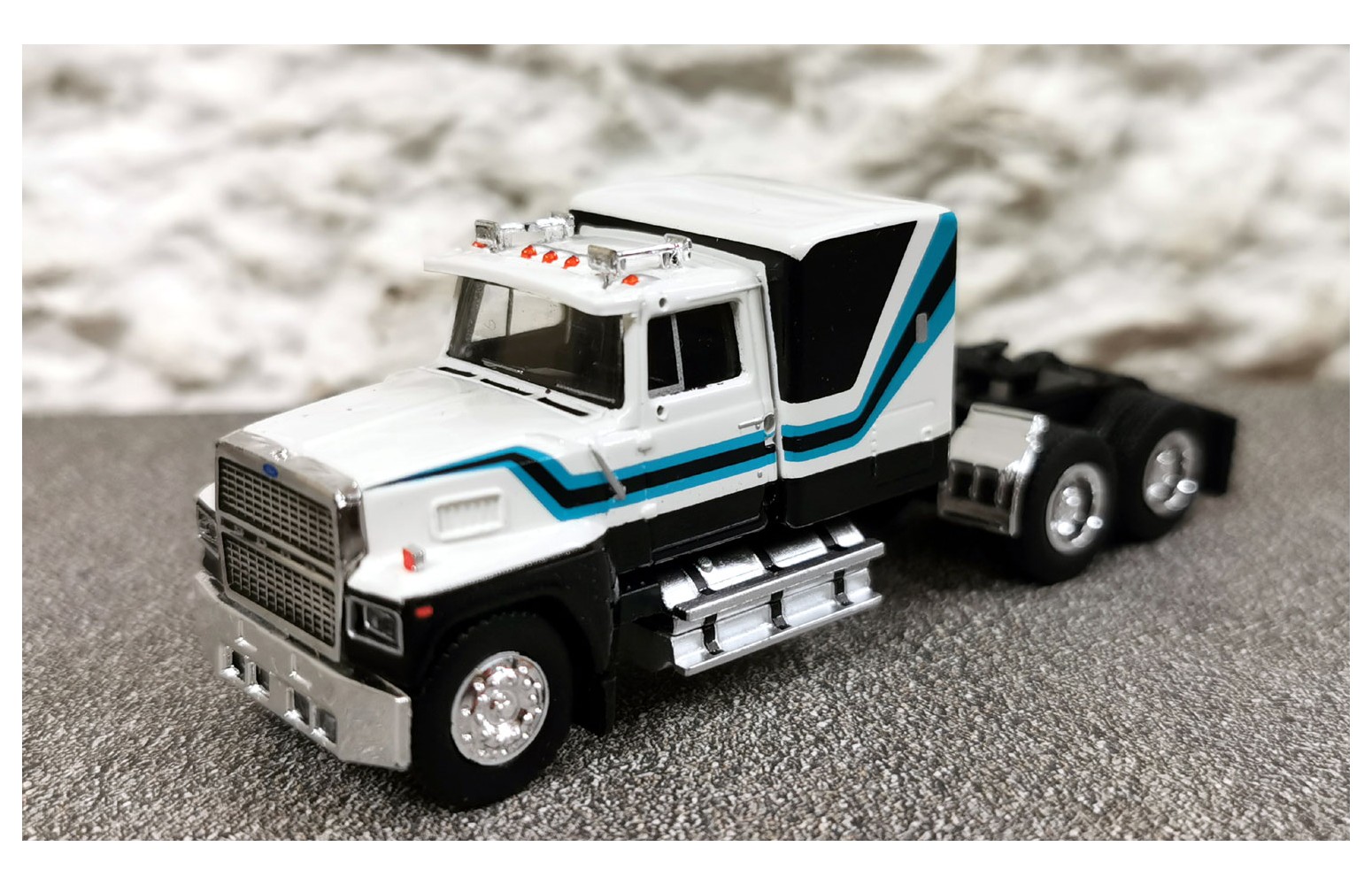 BREKINA 85878 - FORD LTL 9000 (1978) Bianco/nero - 1:87