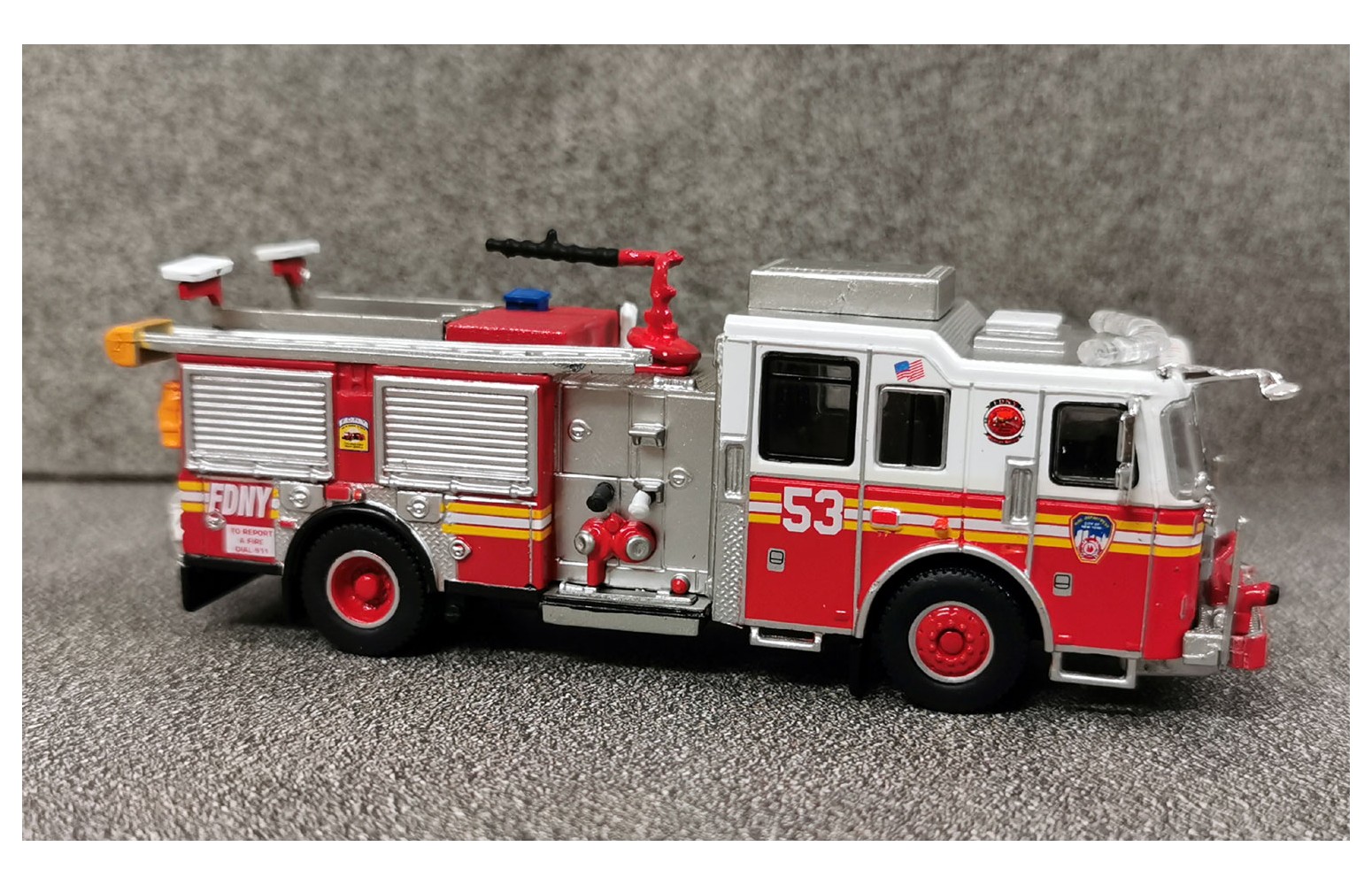 Premium ClassiXXs 870681 Seagrave Marauder II, FDNY, Manhattan, 1:87