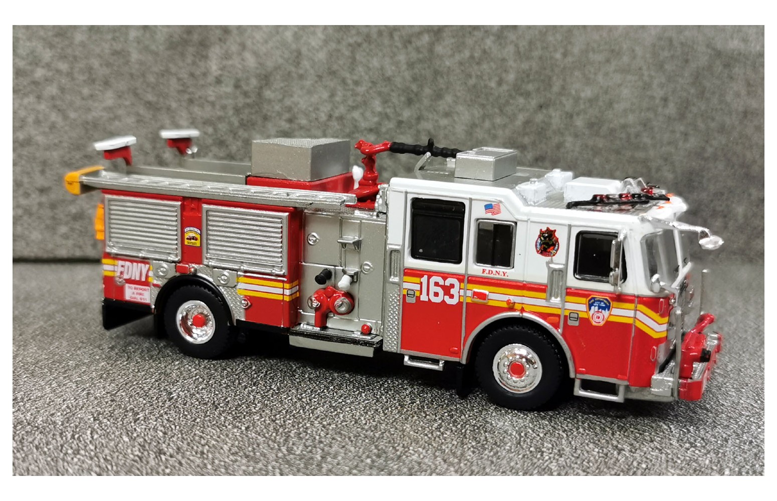 Premium ClassiXXs 870683 KME Severe service, FDNY - Staten Island 1:87