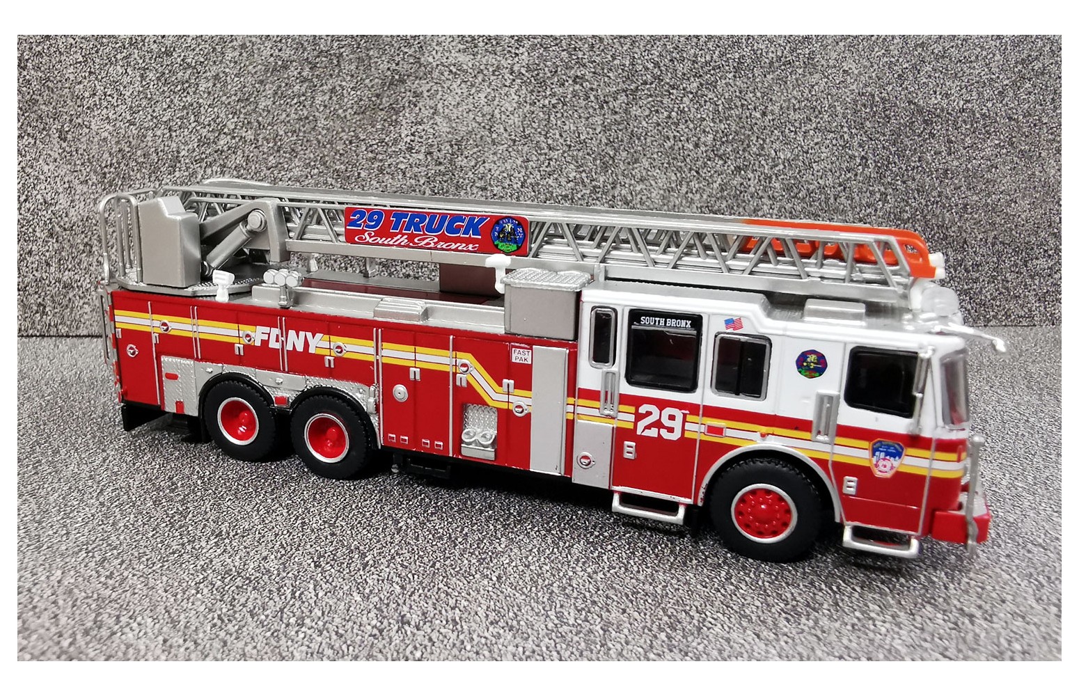 Premium ClassiXXs 870690 Ferrara Ultra, FDNY - Bronx 1:87