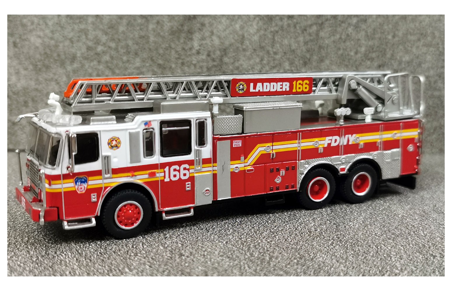 Premium ClassiXXs 870692 Ferrara Ultra, FDNY - Brooklyn 1:87