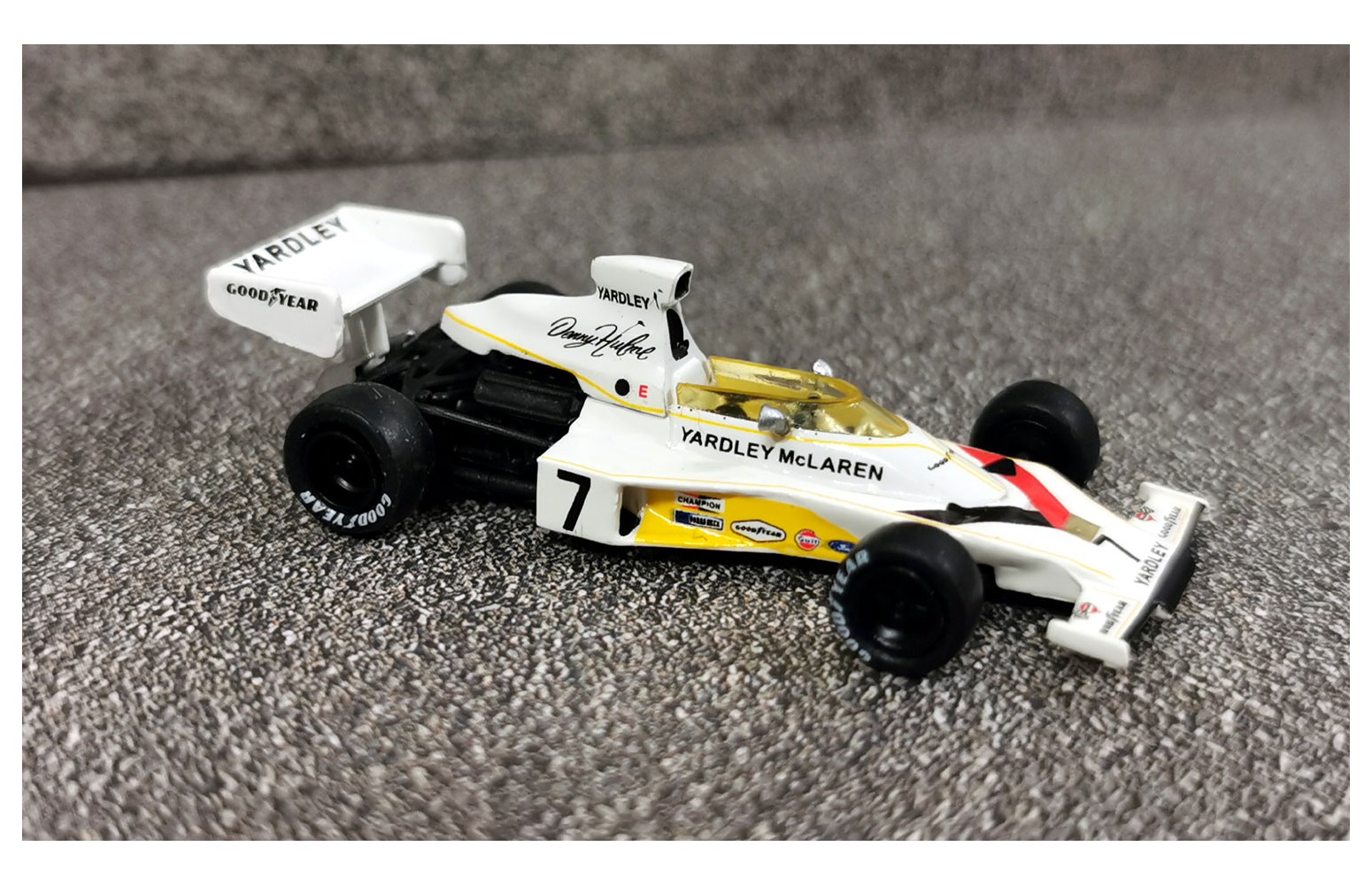 BREKINA 22954 McLaren M23, formula 1, n. 7 D. Hulme - 1:87