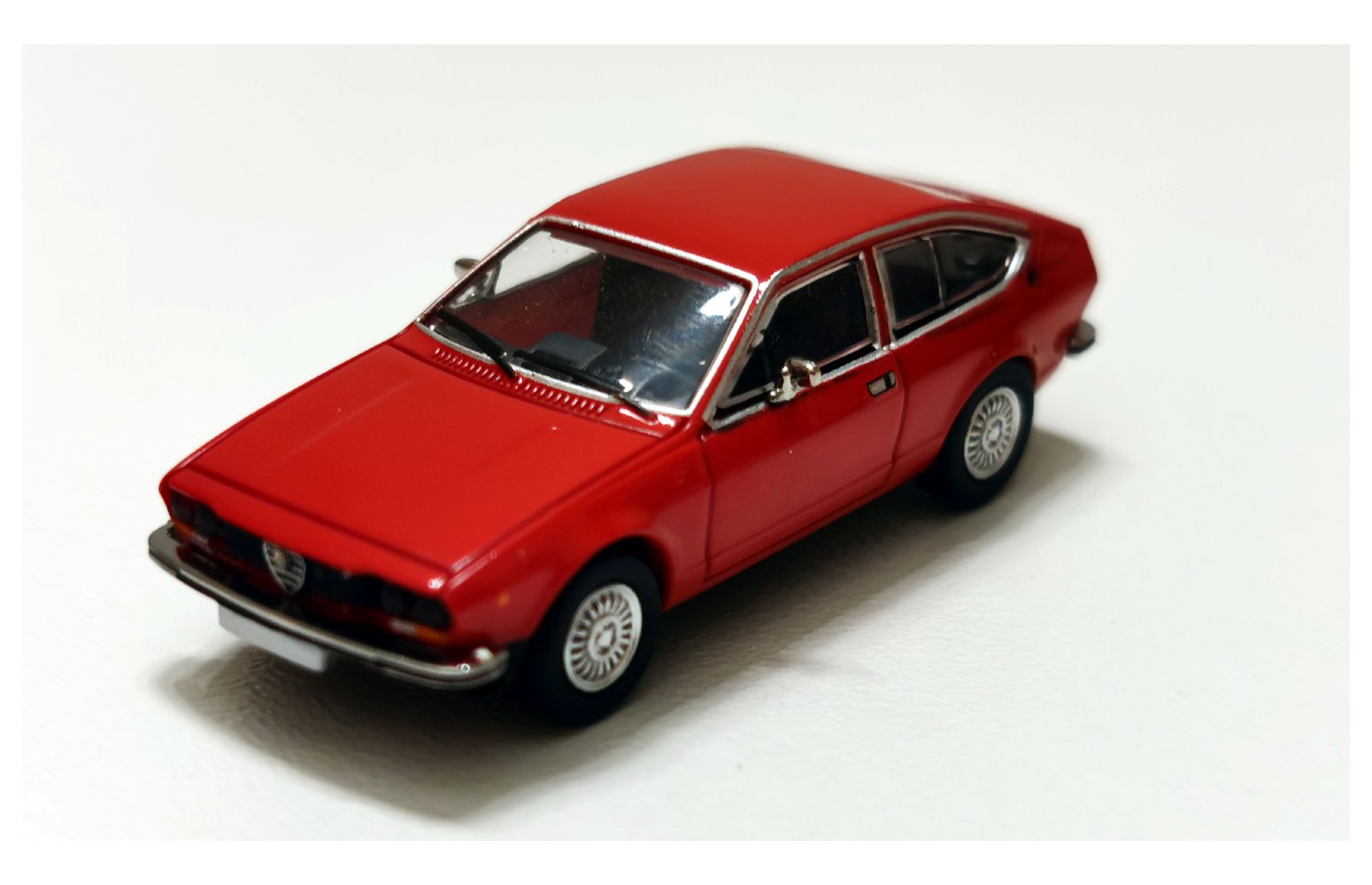 Premium ClassiXXs 870424 – Alfa Romeo Alfetta GT, Rosso – 1:87