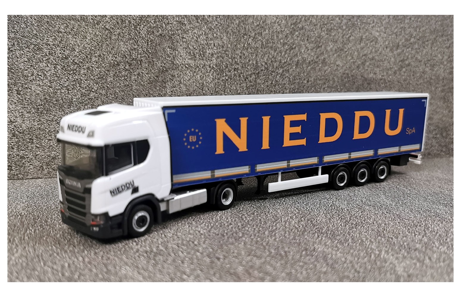 PIRATA PIHR 957755 - Scania CR20 HD con semirimorchio "Nieddu" - 1:87