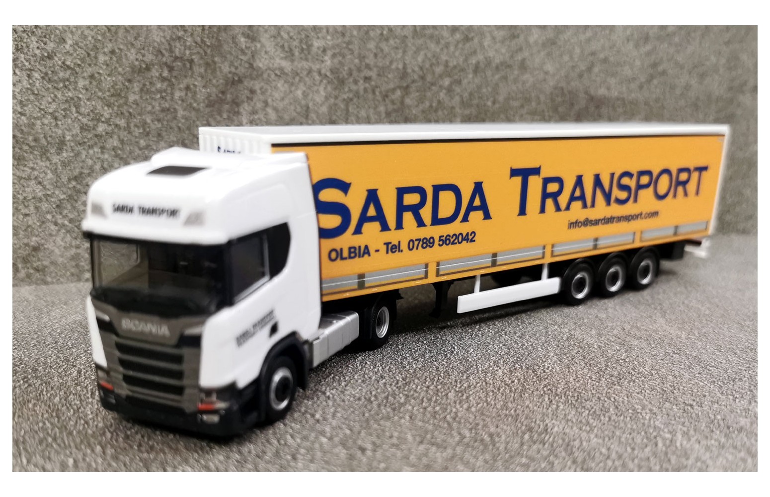 PIRATA PIHR 957762 - Scania CR20 HD con semirimorchio "Sarda Transport" - 1:87