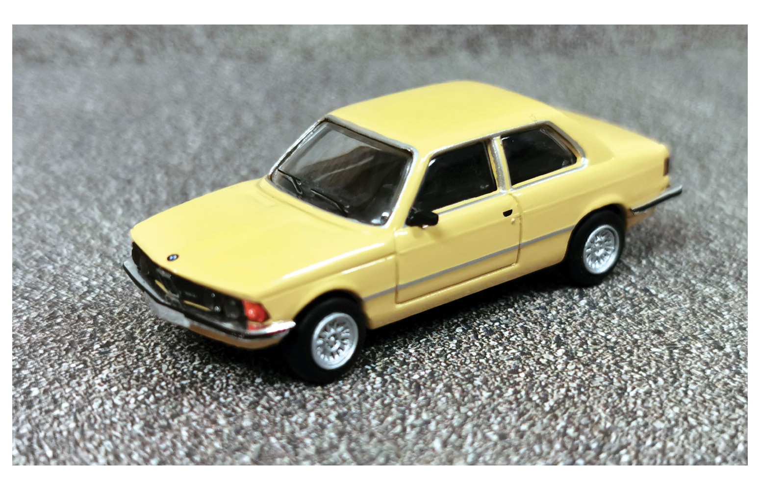 BREKINA 24303 - BMW 323i , Beige - 1:87