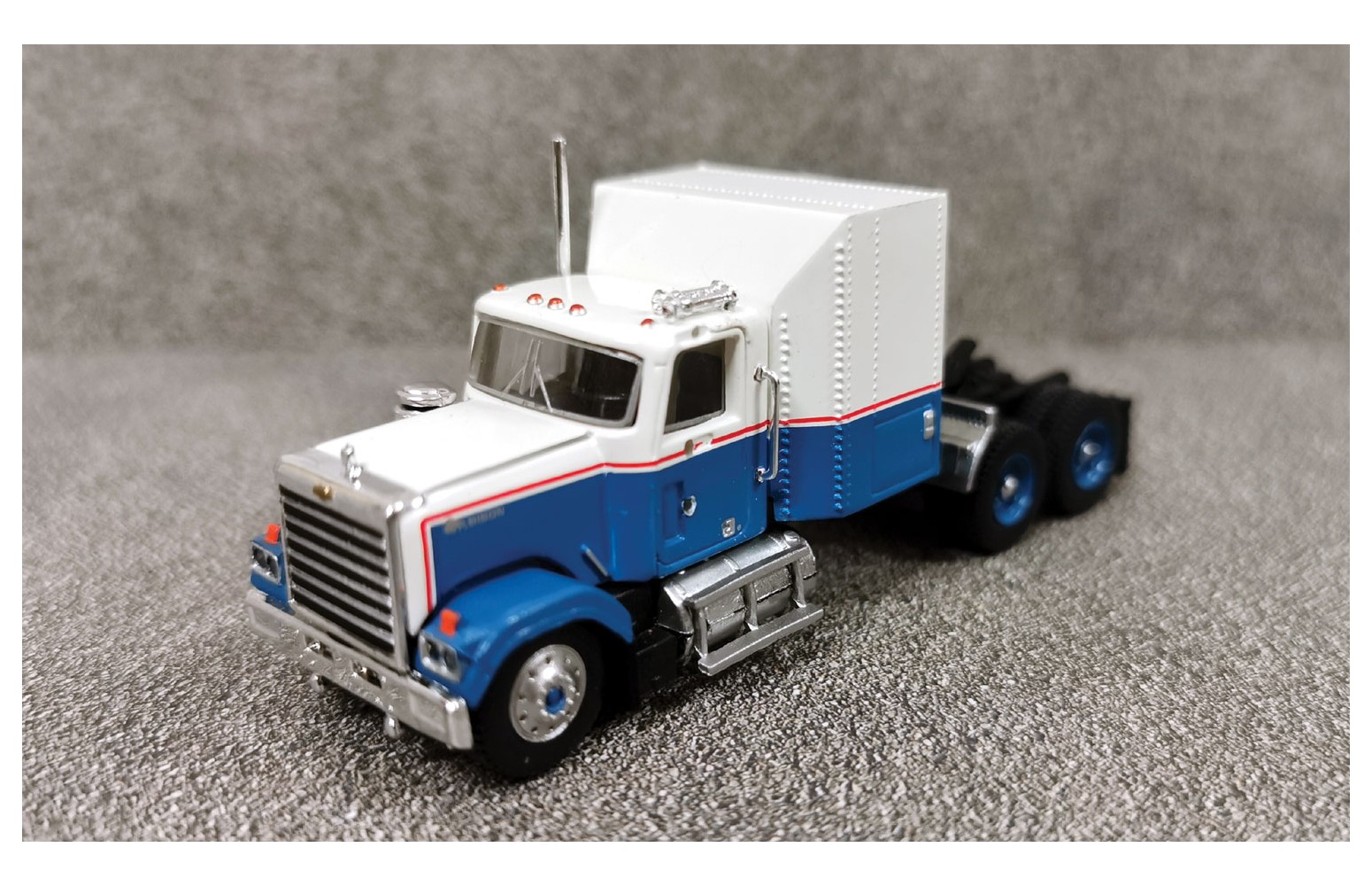 BREKINA 85781 - Chevrolet Bison, bianco/blu, 1:87