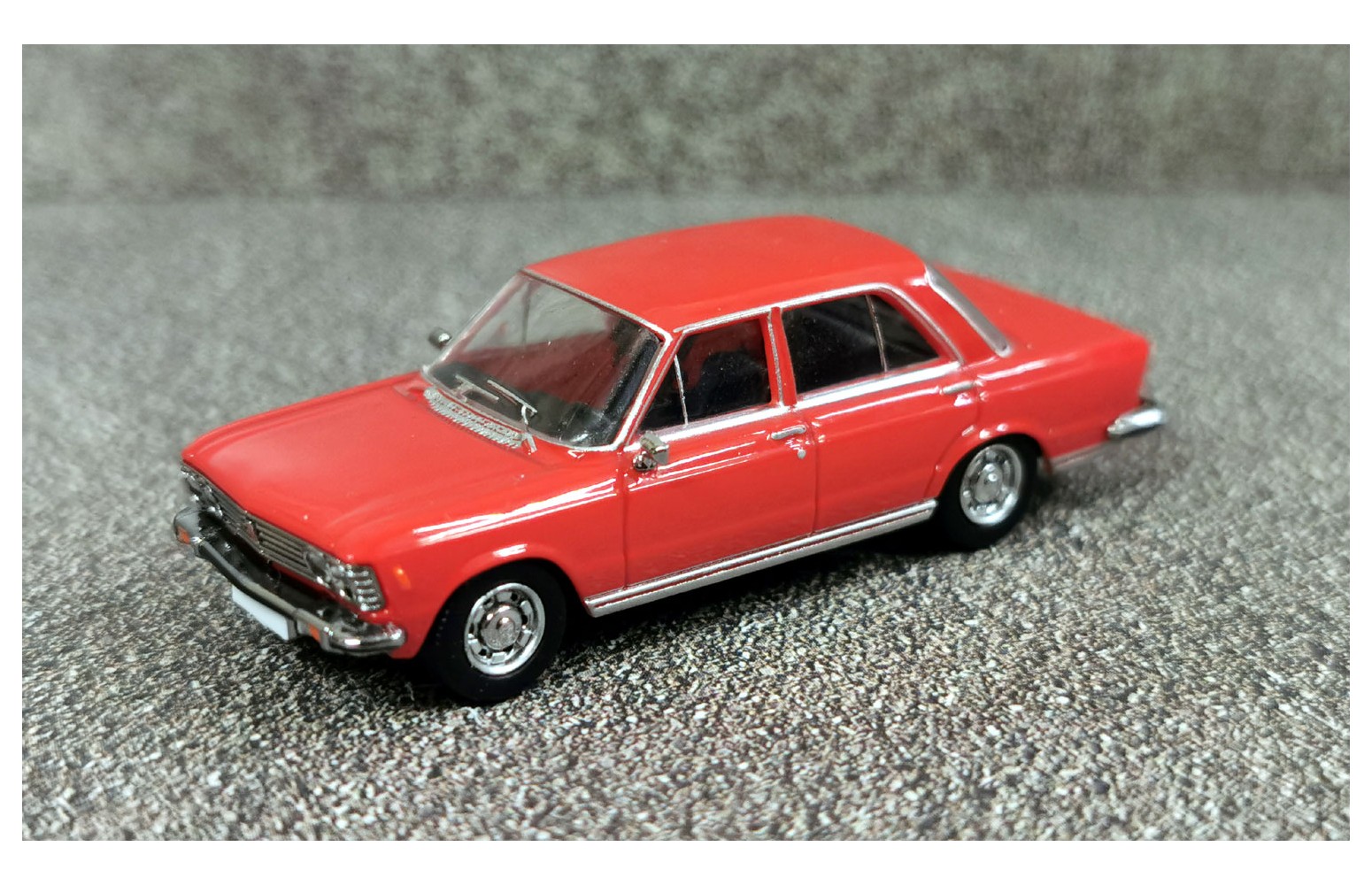 Premium ClassiXXs 870636 - Fiat 130 (rosso) – 1:87