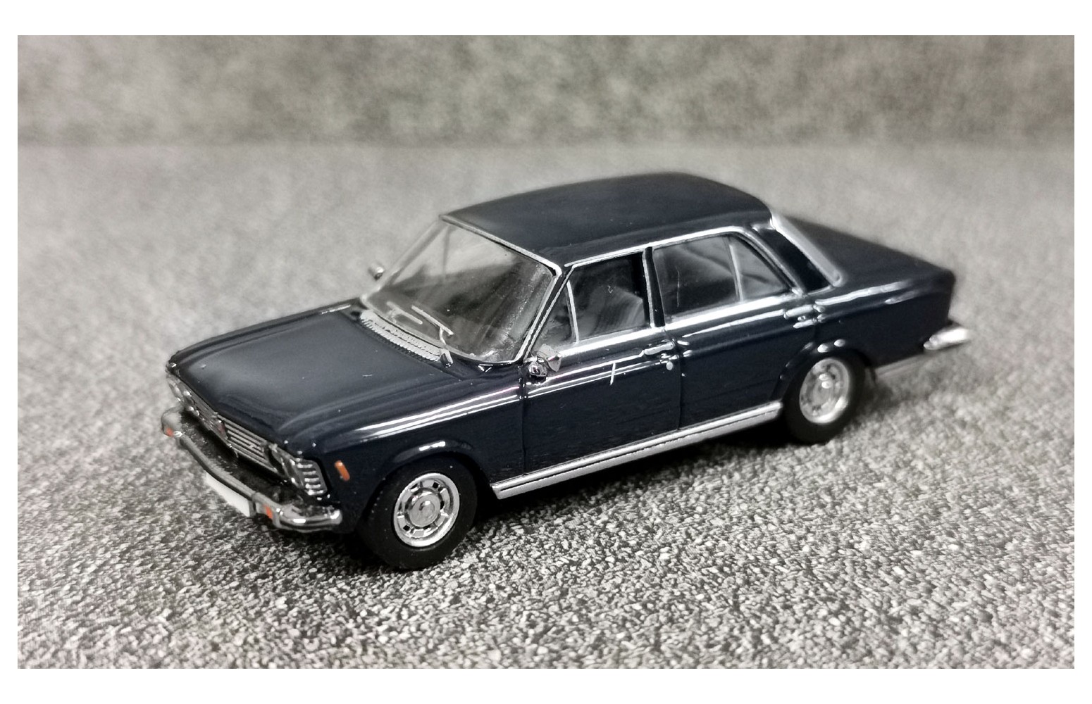 Premium ClassiXXs 870638 - Fiat 130 (blu scuro) – 1:87
