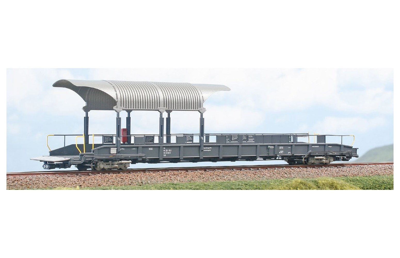 NME H0 538605 Carro trasporto auto BLS con tettoia parziale, dotato di illuminazione, epoca VI