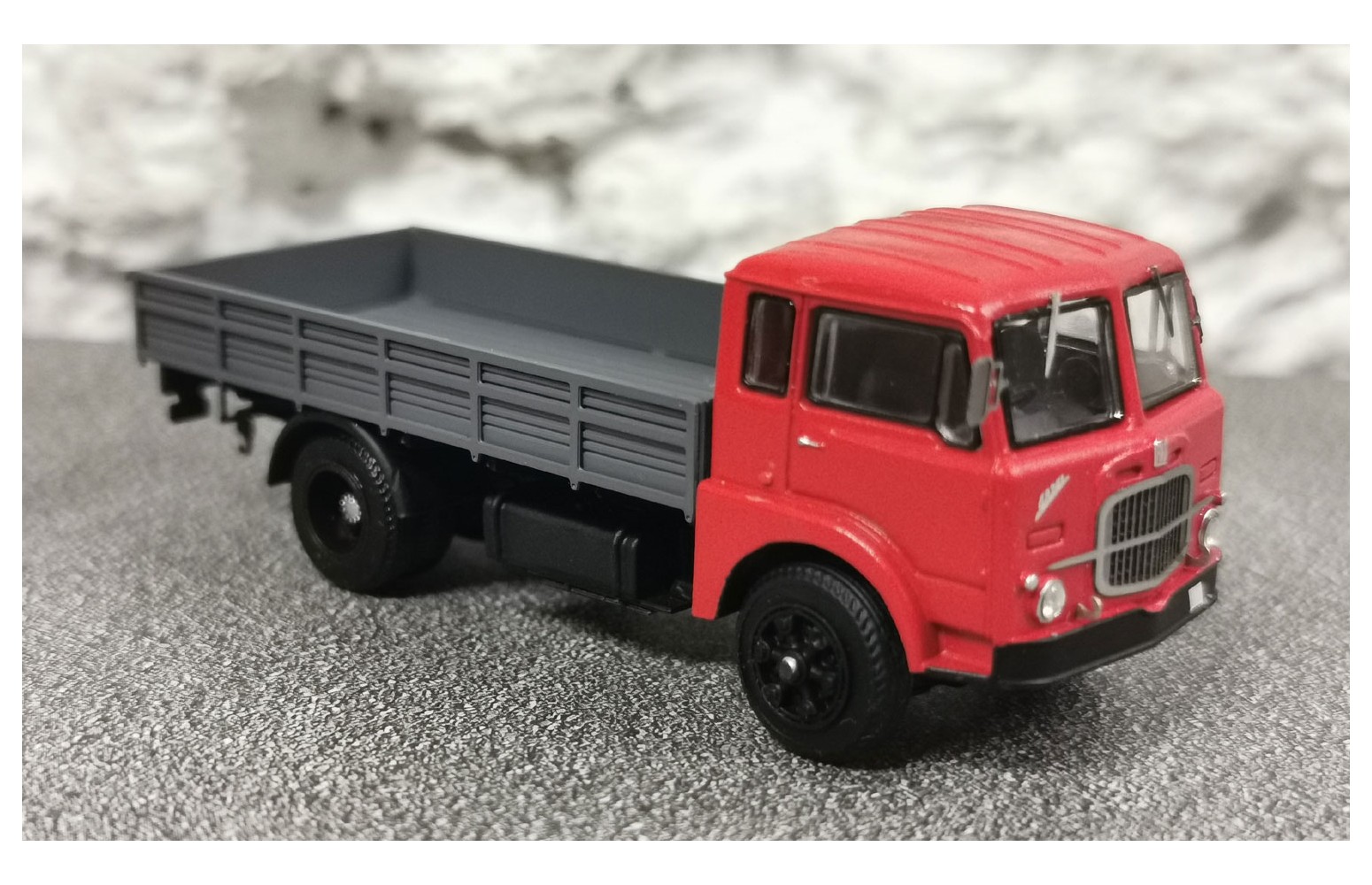 ASTER MODEL T201-R - FIAT 682 con sponde basse (rosso) - 1:87