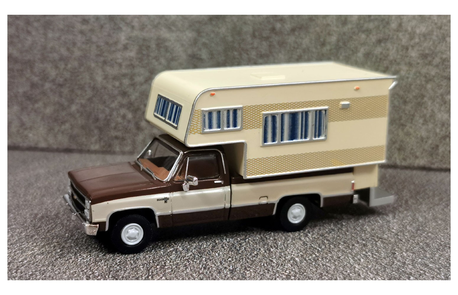 BREKINA 19664 - Chevrolet C 20 Camper, marrone, 1:87