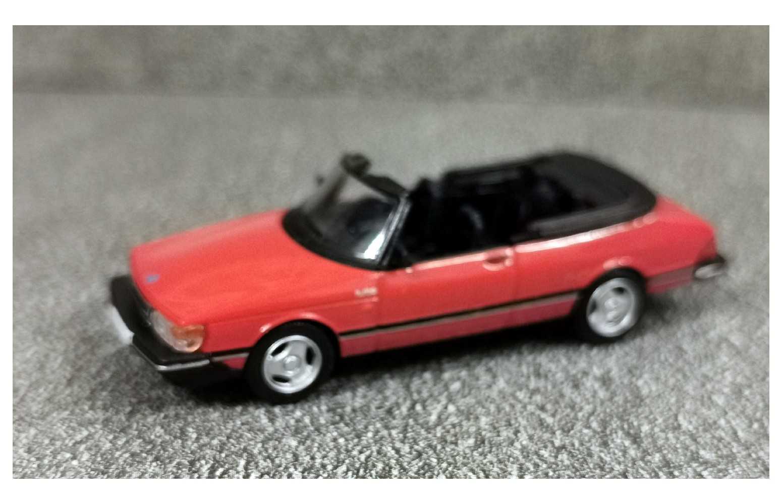 Premium ClassiXXs 870669 - SAAB 900 Cabriolet, rosso, 1986, 1:87