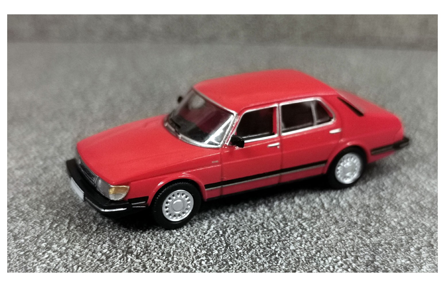 Premium ClassiXXs 870756 - SAAB 900 Limousine, rosso, 1981, 1:87