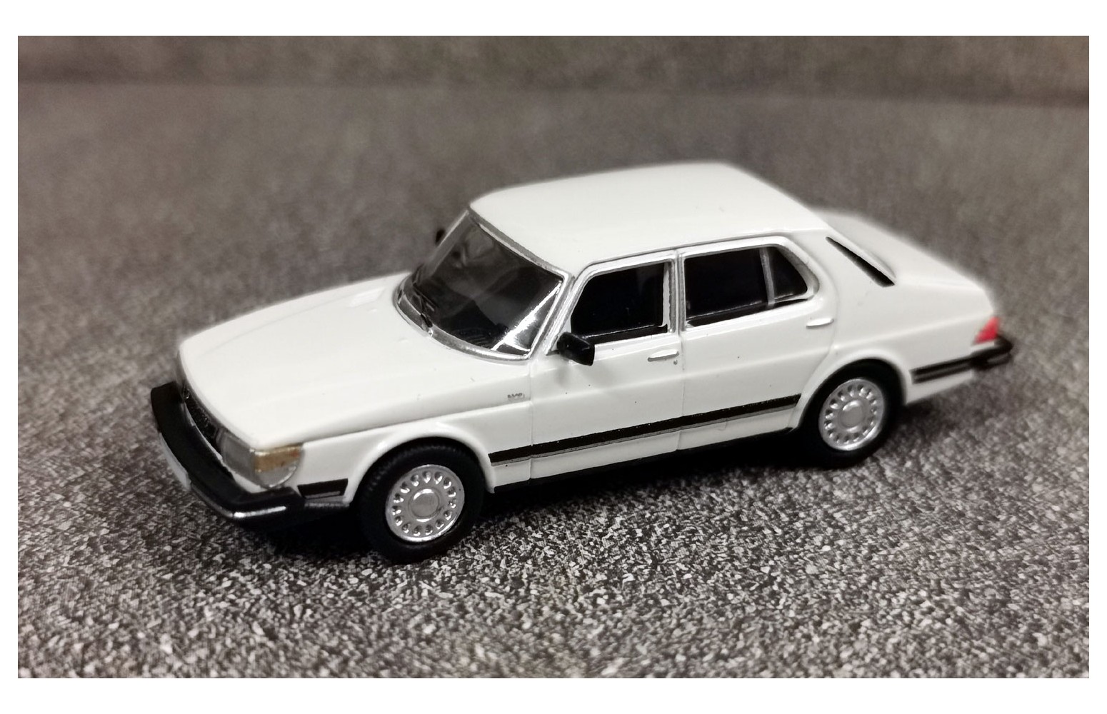 Premium ClassiXXs 870757 - SAAB 900 Limousine, Bianco, 1981, 1:87