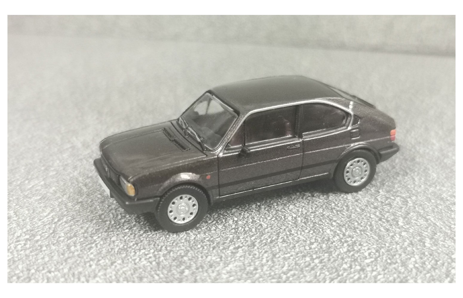 Premium ClassiXXs 870710 - Alfa Romeo, Alfasud, marrone scuro, 1980 - 1:87