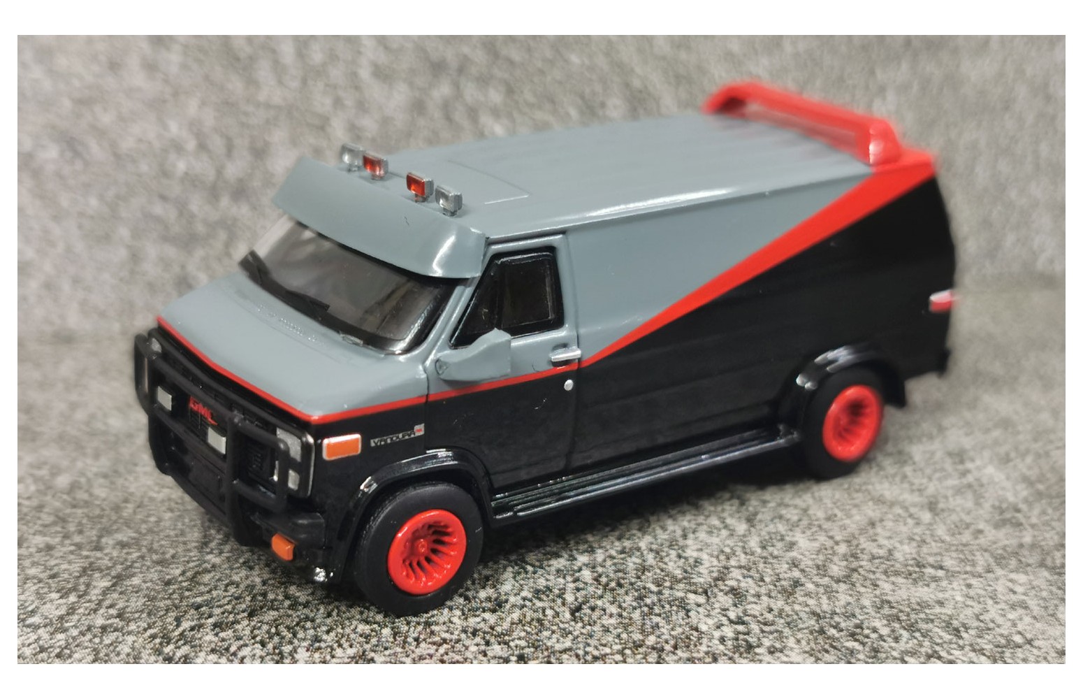 BREKINA 18250 - GMC Vandura (1983), nero/rosso - 1:87