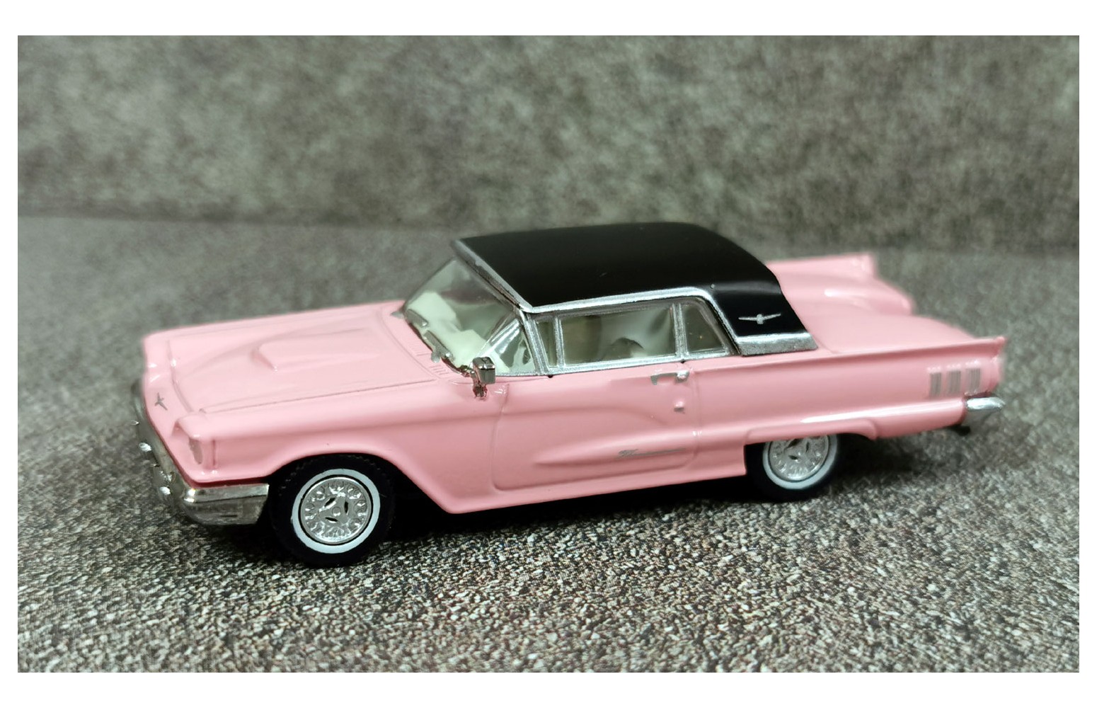 BREKINA 18202 Ford Thunderbird Cabriolet, rosa/nero, 1960, 1:87