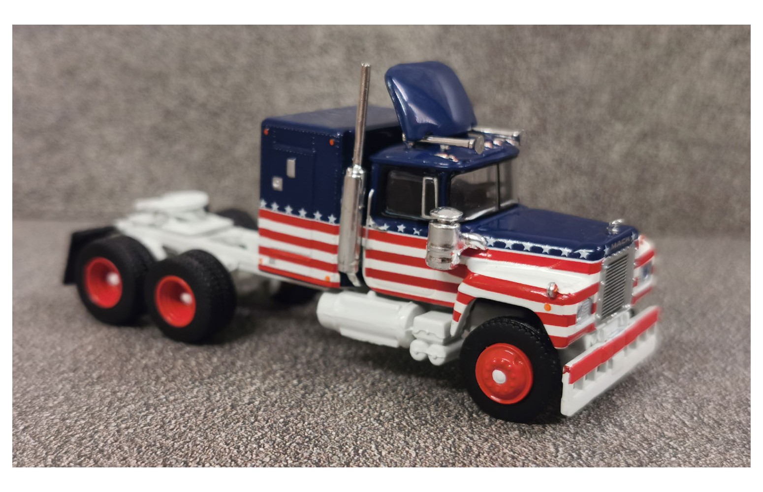 BREKINA 85809 - Mack RS 700, 1966, Stelle e strisce, 1:87