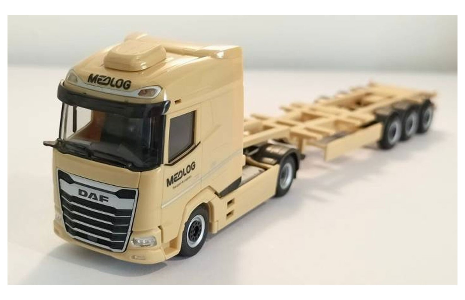 PIRATA PIHR960809 - DAF XG "Medlog" con semirimorchio portacontainer - 1:87