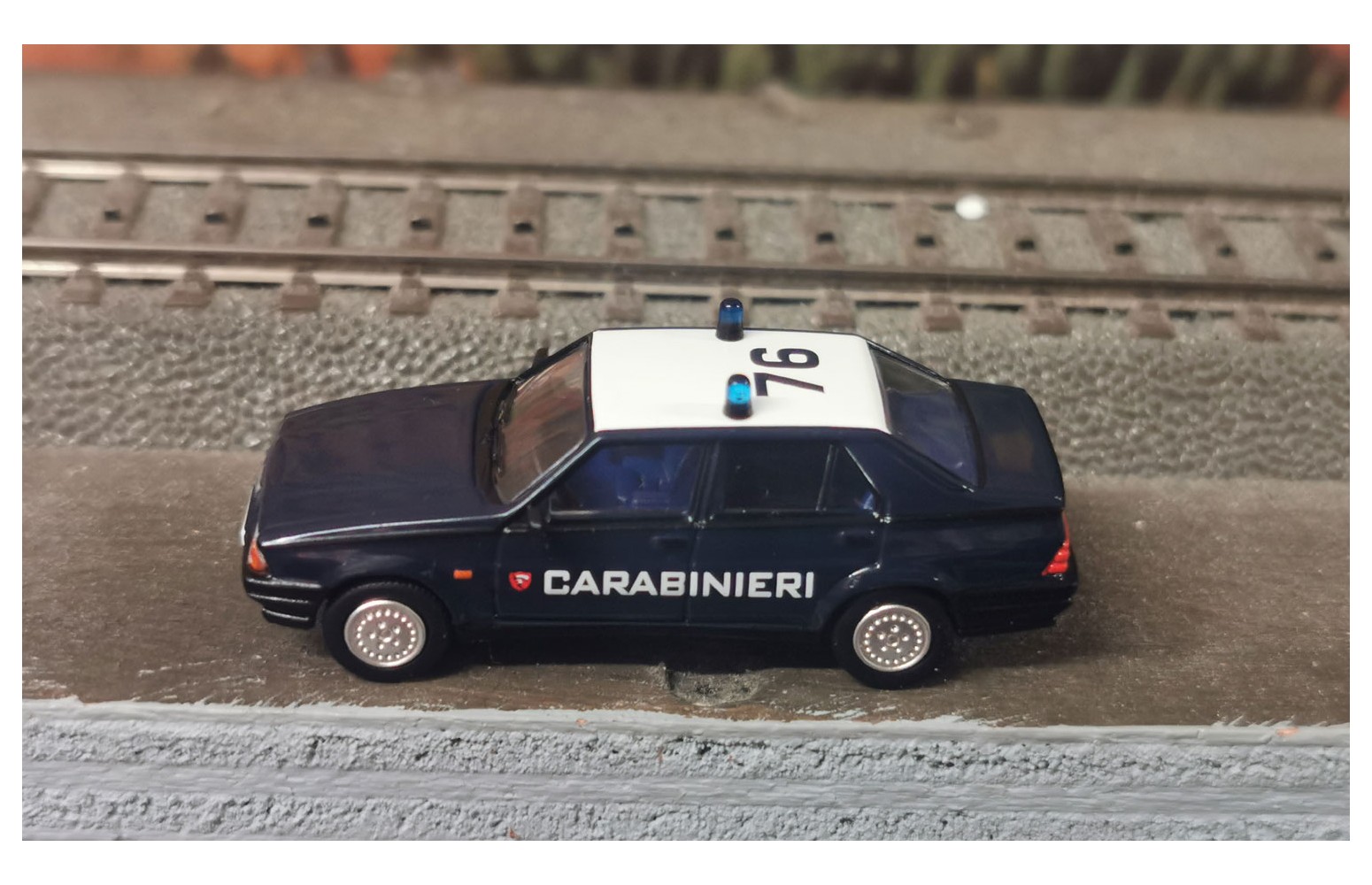 Premium ClassiXXs 871159 - Alfa Romeo 75, 1988, "Carabinieri" - 1:87