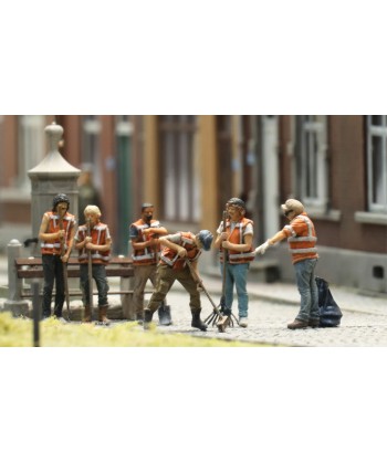 ARTITEC 5870090 - Sei manutentori del parco in azione, resina - 1:87