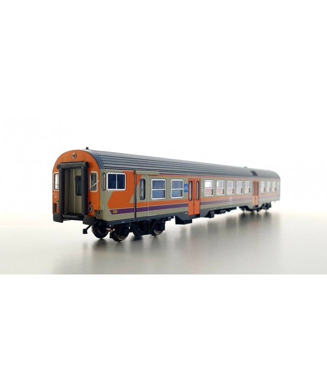 VITRAINS H0 3233 – Carrozza 2′ Cl. Pilota Passante TE MDVC – Livrea origine Logo TV, loco bici, illuminata – FS Ep. IV