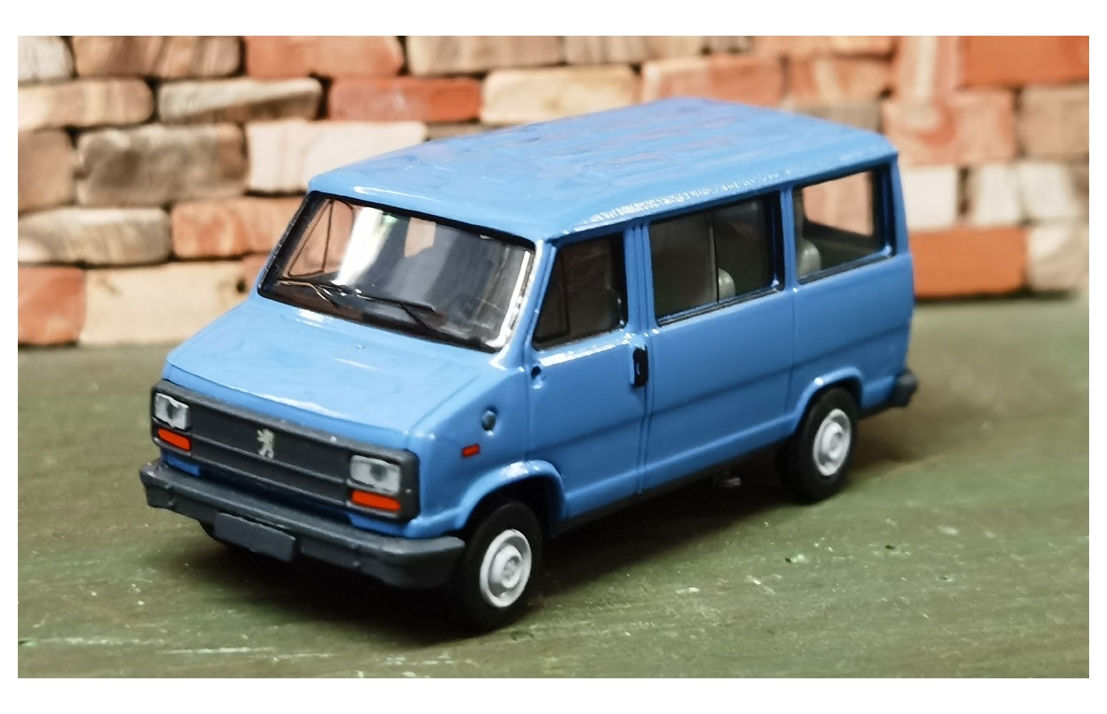 brekina 34905 bus peugeot J5