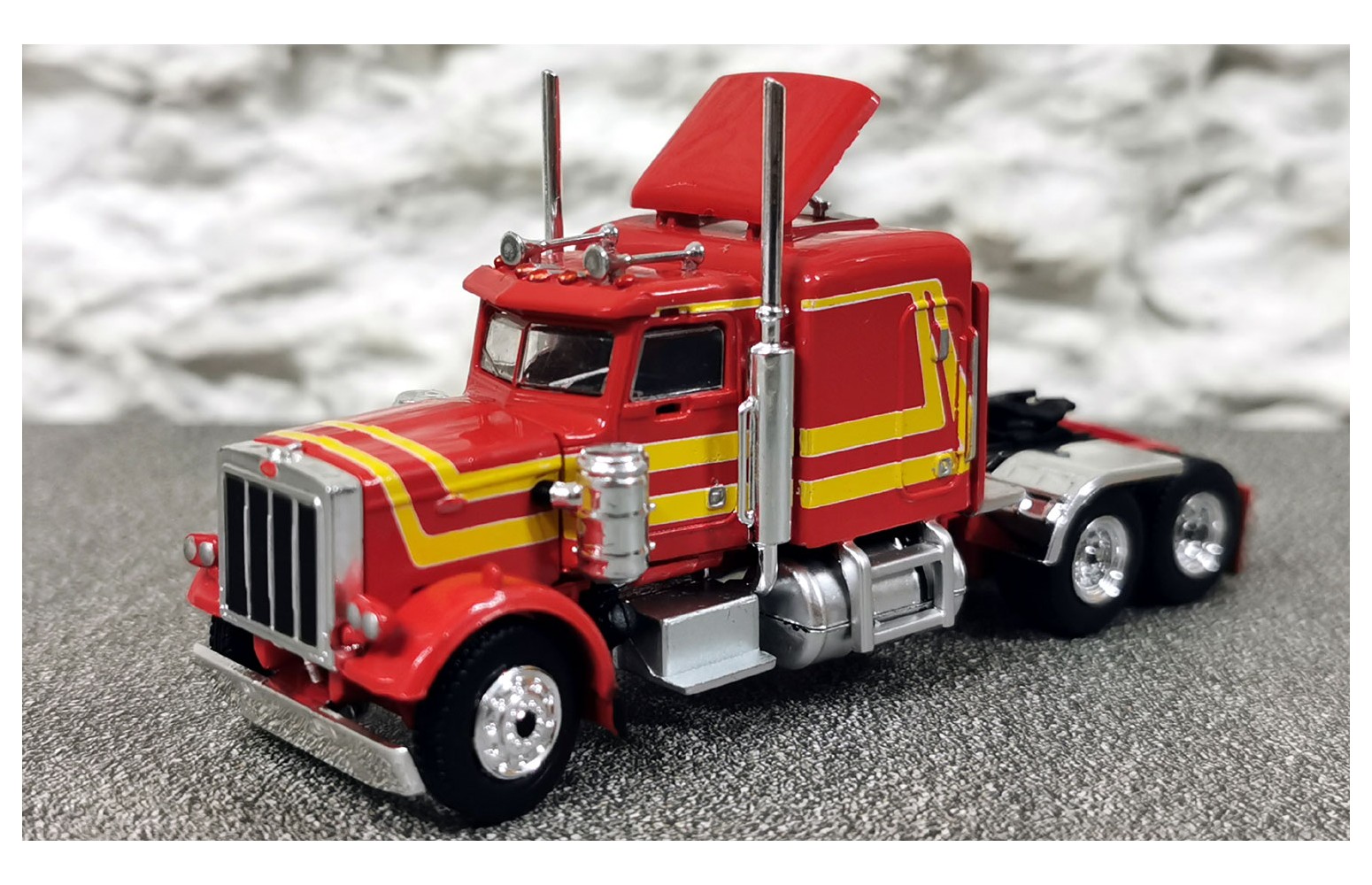 brekina 85709, peterbilt 359, rosso/giallo