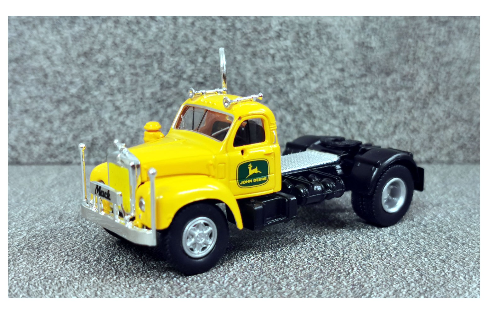 BREKINA 85978 - Mack B 61, giallo, John Deere , 1953 - 1:87
