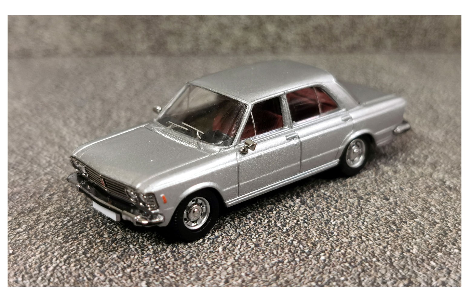 Premium ClassiXXs 870637 - Fiat 130 (Argento) – 1:87