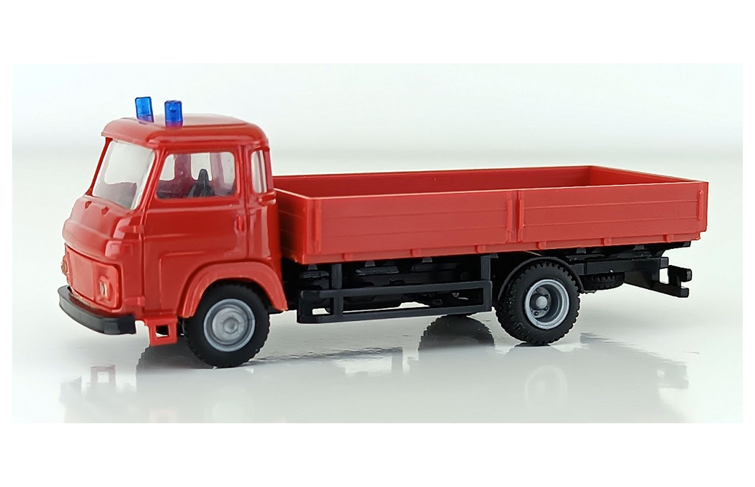 PIRATA PI 66518069 - Alfa Romeo A 19 Cassonato (Rosso) con lampeggianti - 1:87