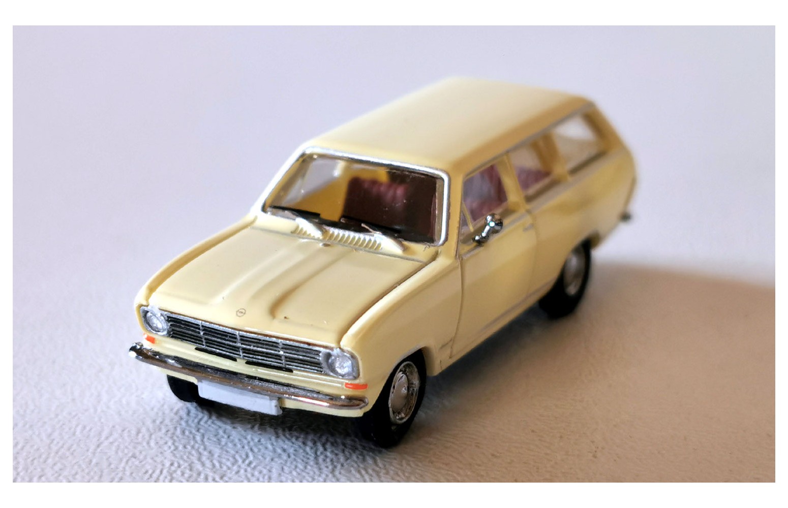 BREKINA 20431 - Opel Kadett B Caravan, Giallo chiaro - 1:87