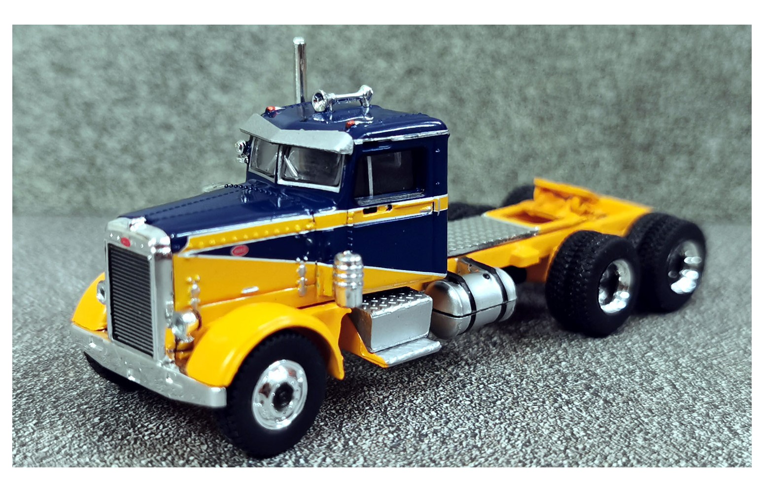 BREKINA 85756 - Peterbilt 281, (Blu scuro/giallo scuro) - 1:87