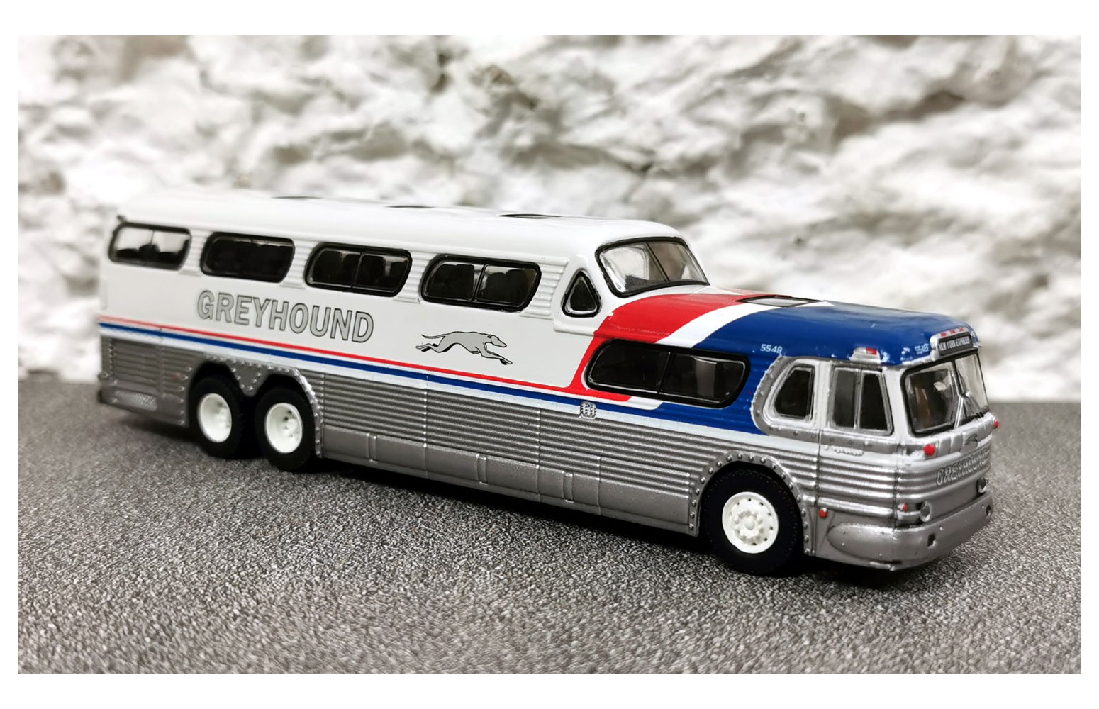BREKINA 61303 - Bus Scenicruiser, Greyhound "New York  Express" 1956 - 1:87