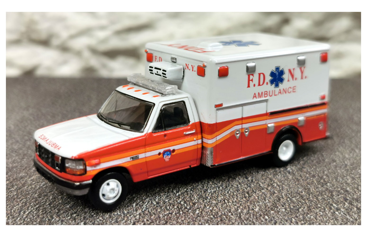 Premium ClassiXXs 870360 – Ford F-350 Horton, ambulanza FDNY – 1:87